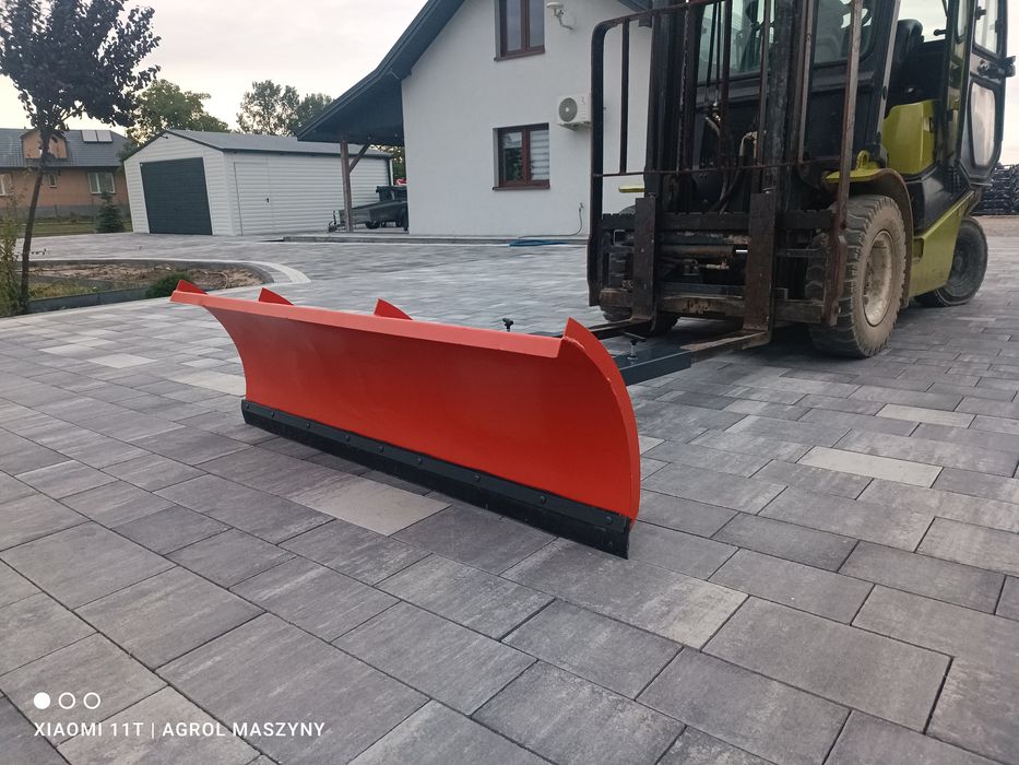 Pług śnieżny 1,5 m na widły wózka widłowego na plac przed magazynem