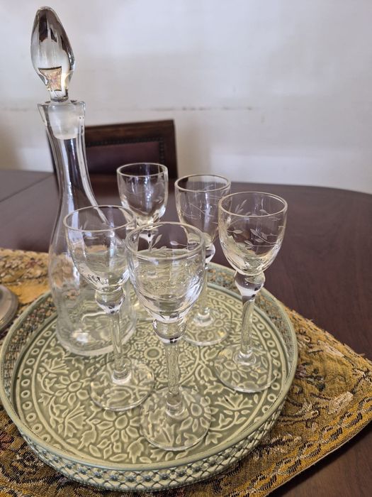 Garrafa e 5 calices de vinho Porto ou licores, antigos