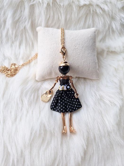Naszyjnik wisiorek laleczka paryżanka czarna złota hit na jesi