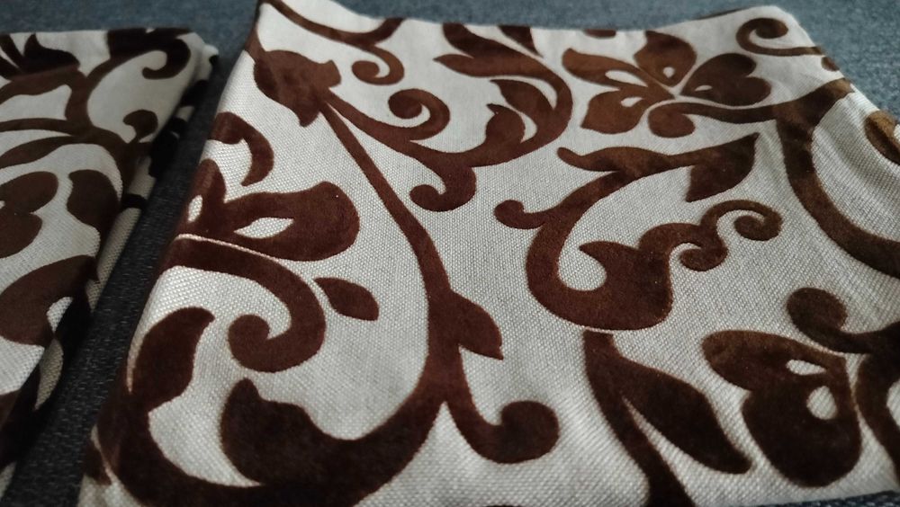 Dekoracyjne poszewki na poduszki brązowe kwiaty 2 szt 43 x 43