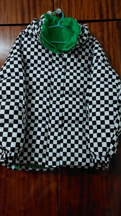 Куртка на пуху, легка, тепла.