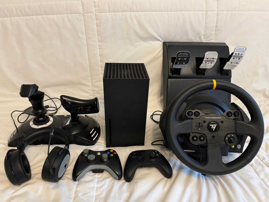 Konsola Xbox series X kompletny zestaw z dodatkowym dyskiem, kierownicą, słuchawkami Dolby Atmos  i HOTAS