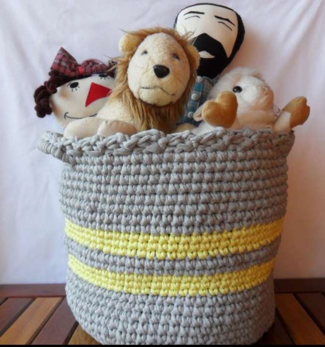 Cestas para brinquedos feitas à mão em crochê.