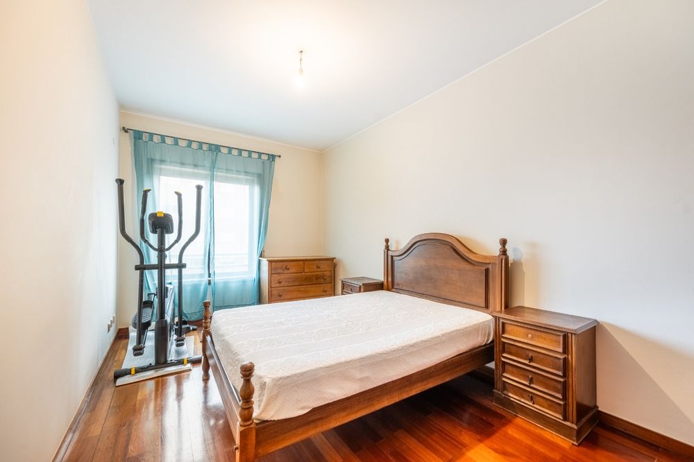 Cama de casal com mezinhas