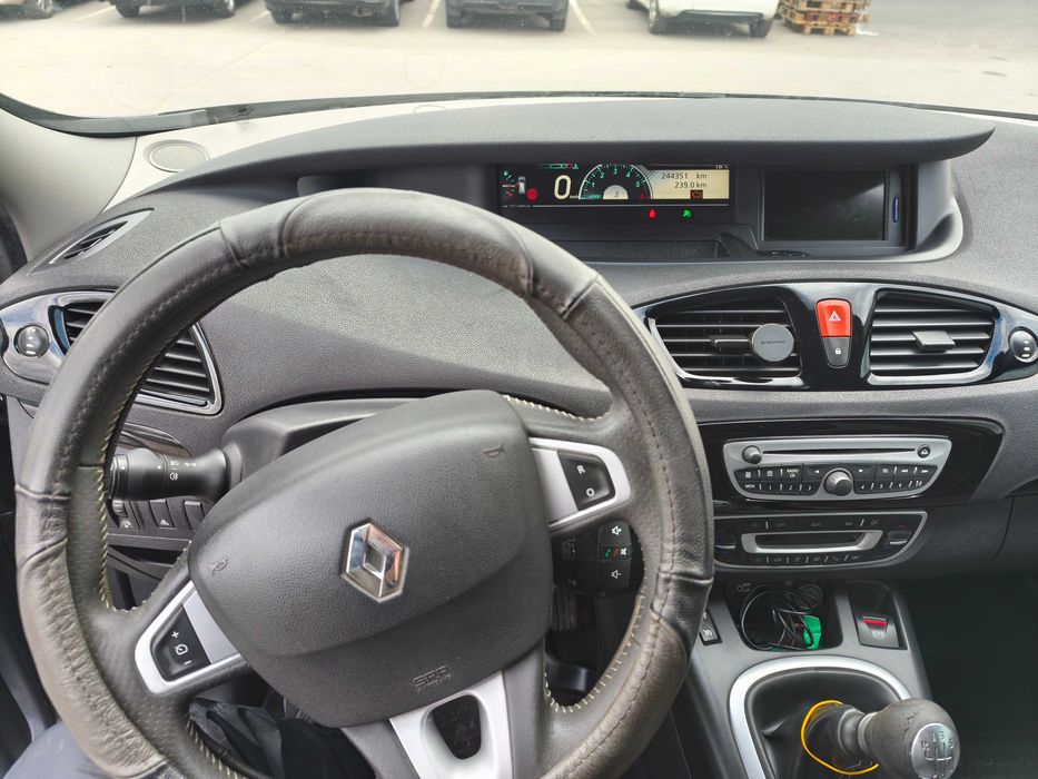 Продам своє авто Renault Grand Scenic 2011 року. максимальна комплектація 7 місць.