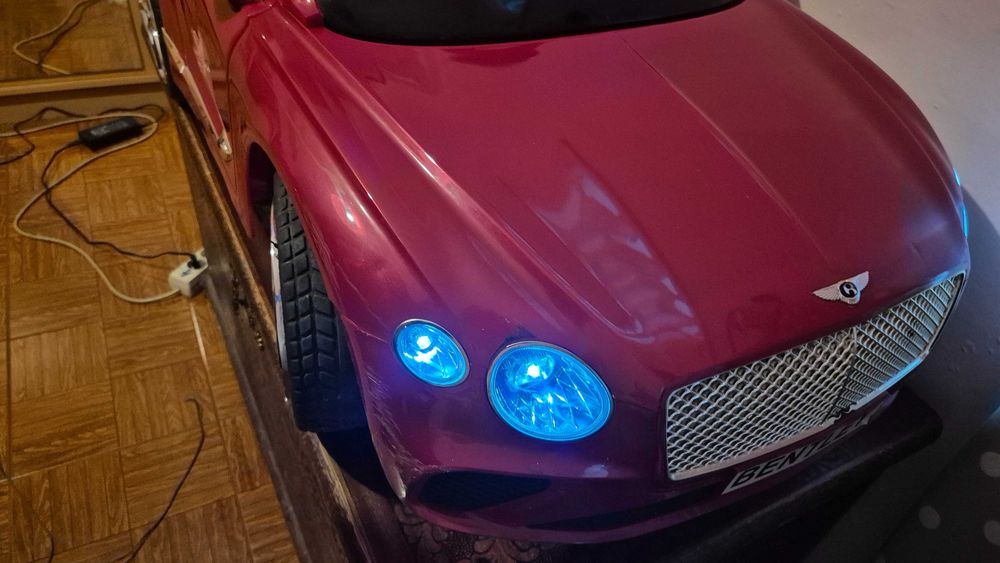 Vendo carro eletrico bentley para criança ate 5 anos ou 25 quilos.