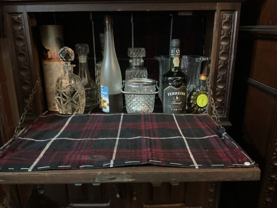 Móvel clássico em madeira garrafeira com portas