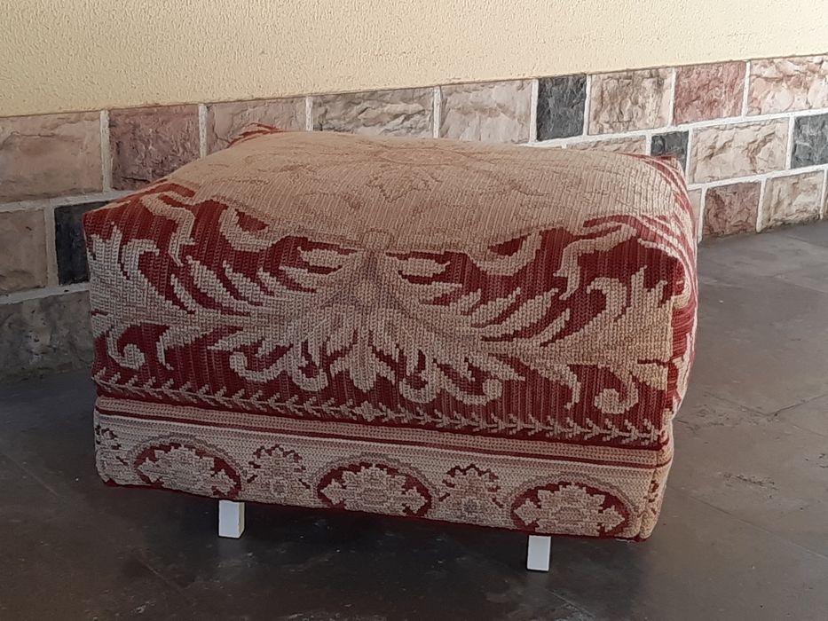 Banqueta, puff ou banco pousa pés em ponto de arraiolos
