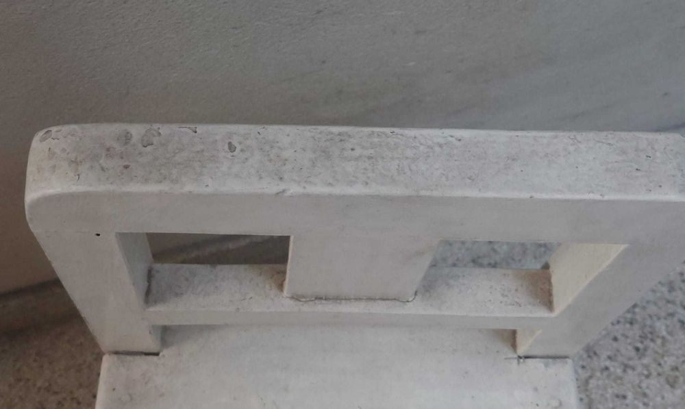 Cadeira pequena de madeira antiga