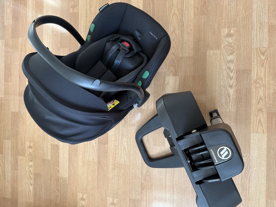 Czarny fotelik samochodowy avionaut pixel pro 2 z bazą