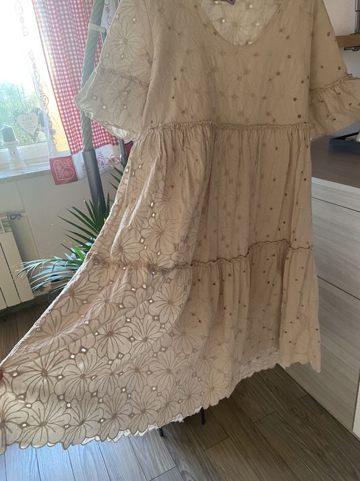 Sukienka roz uniwersalny haftowana