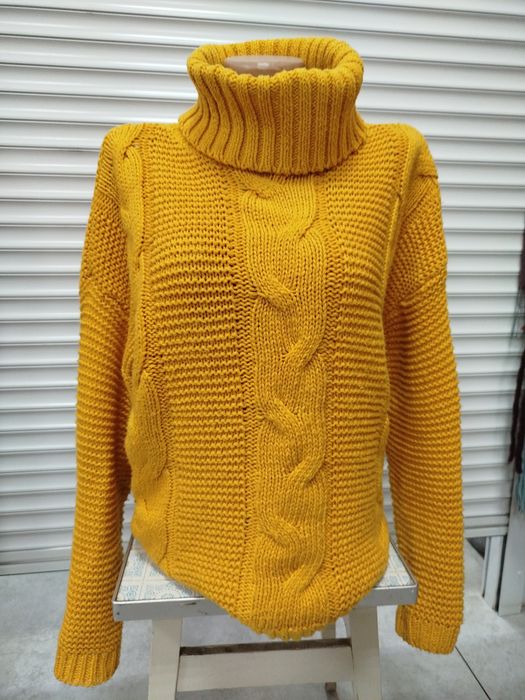 Светер під горло яскравий