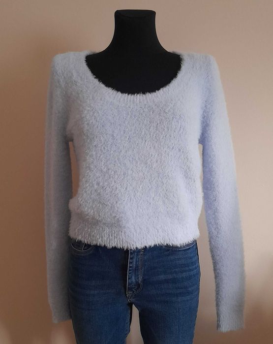 Ciepły sweter puszysty ciepły miły w dotyku błękitny fluffy sweater