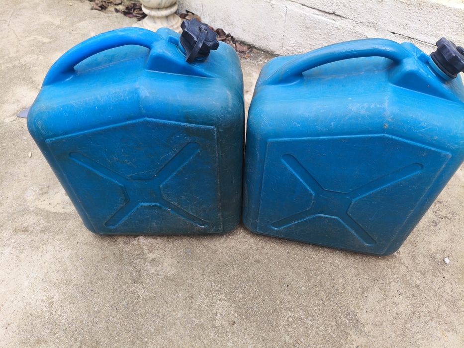2 bidões (jerrycans) 20 Litros