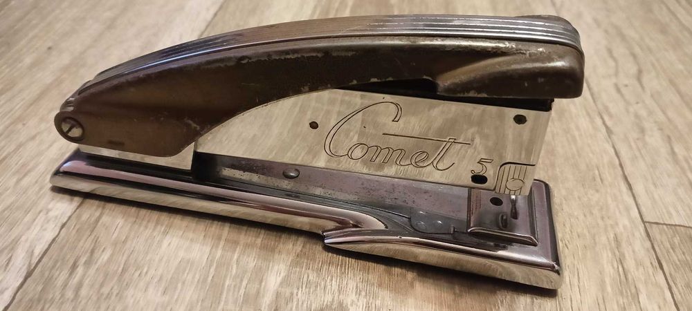Винтажный настольный степлер, модель Comet 5 Великобритании примерно в 1940–1950-х годах.