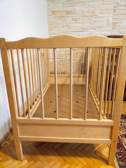 Łóżeczko drewniane dla dziecka.