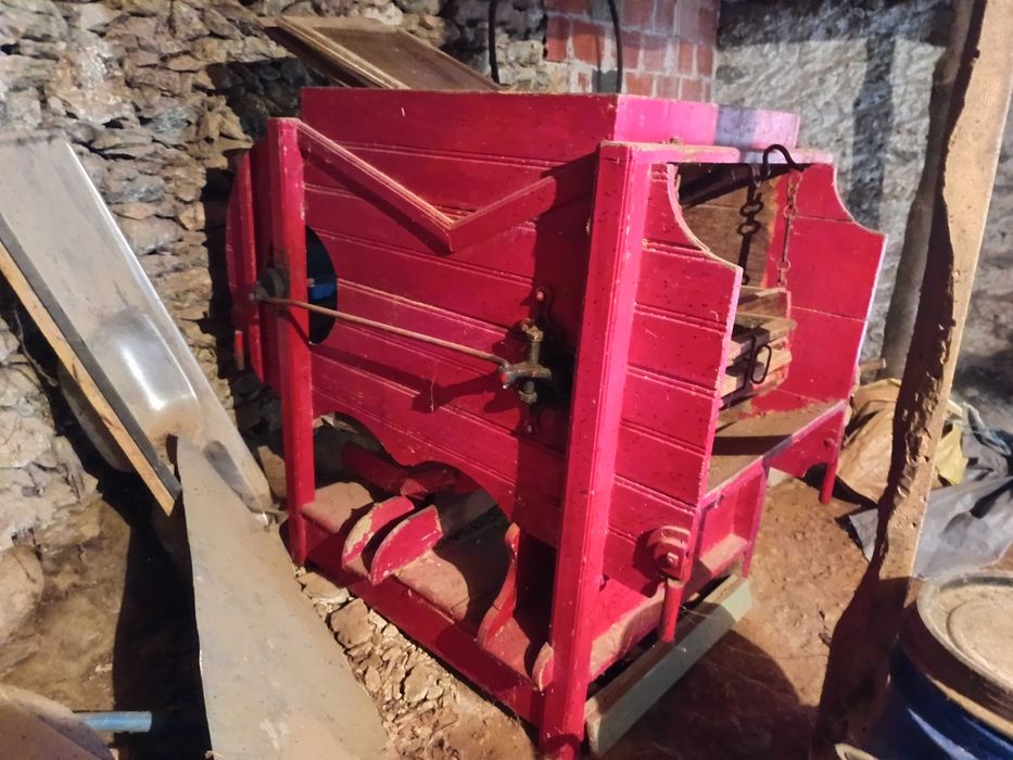 Limpadora de milho manual em madeira antiga