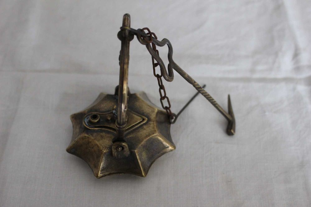 Antiga candeia de azeite ou lamparina em bronze