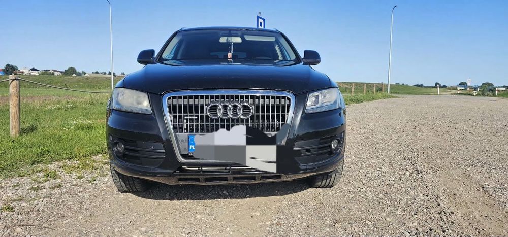 Auto marki Audi q5 z roku 2012.