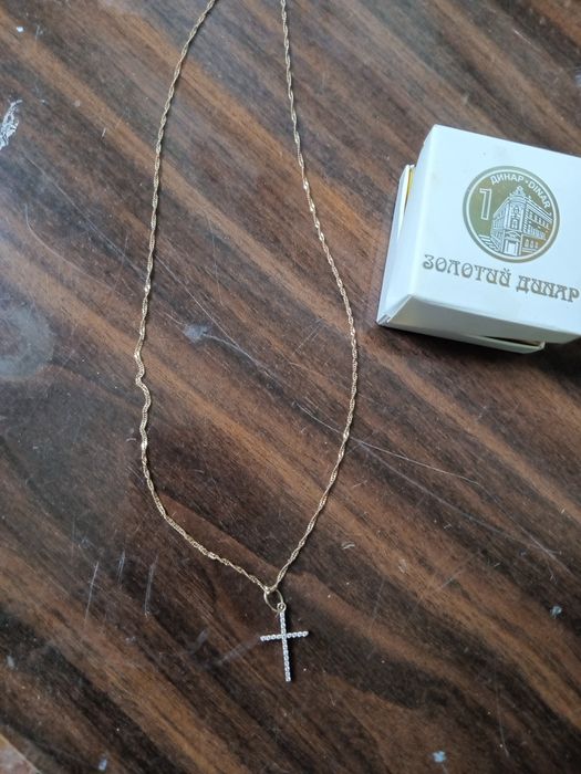 Золотая цепочка с крестиком