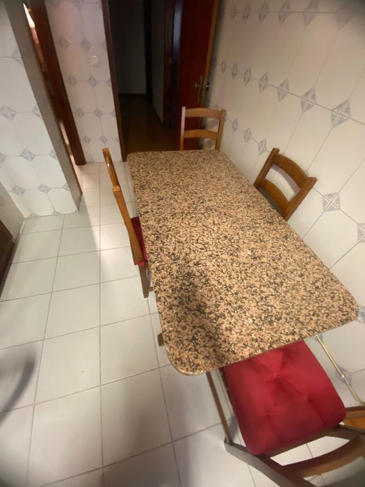 Mesa de cozinha e 4 cadeiras