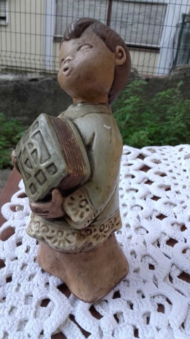 Estatueta Antiga de Menino com Livro Decorativa