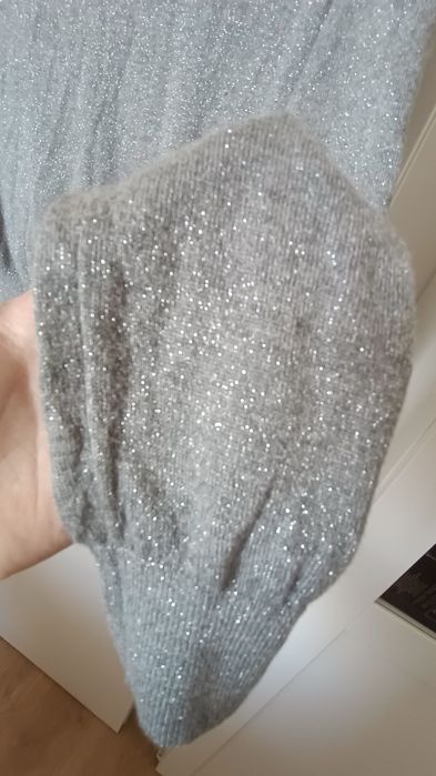 Sweterek ze srebrną nitką