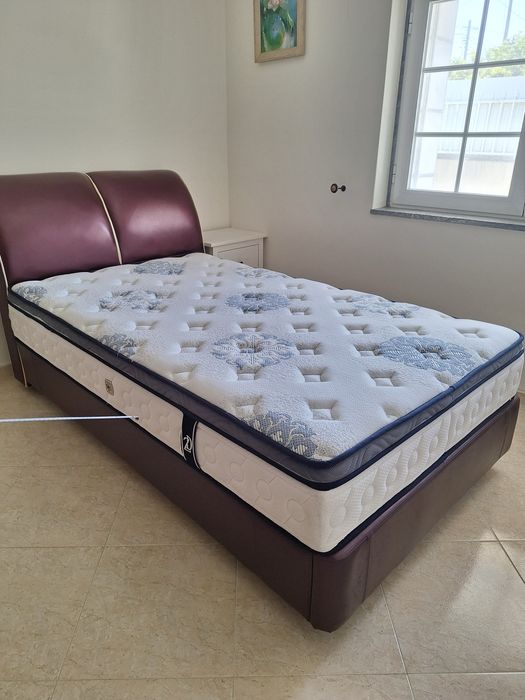 Cama de Solteiro Estofada em Pele com Colchão Confortável (Excelente Estado)