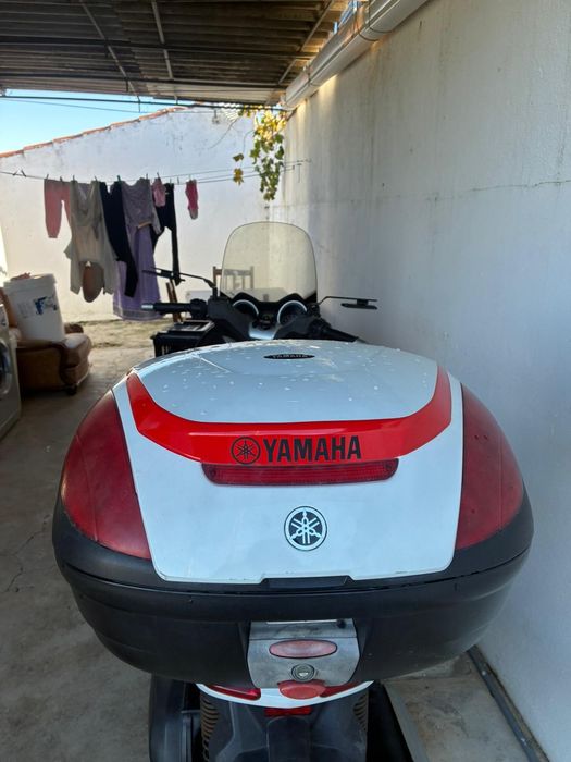 Para desocupar , baú original  yamaha em perfeito estado ,com algumas