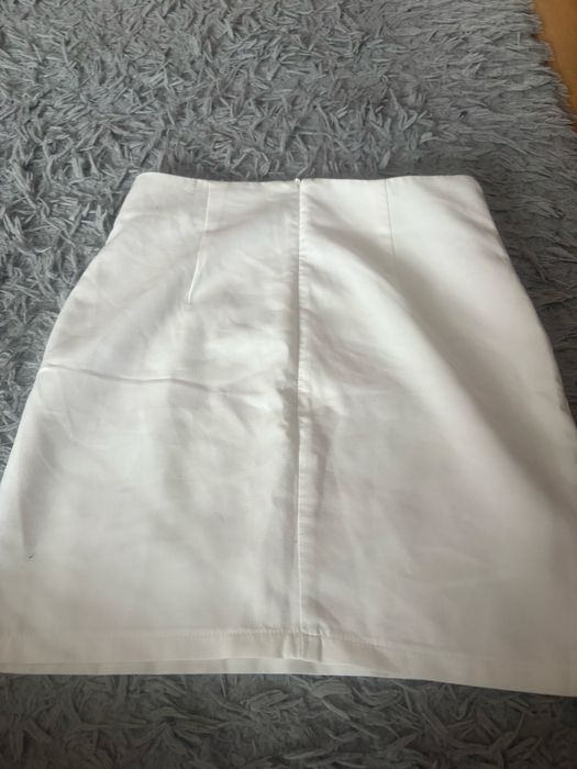 Biała elegancka spódniczka mini