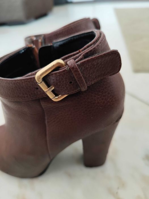 Botins castanhos de salto