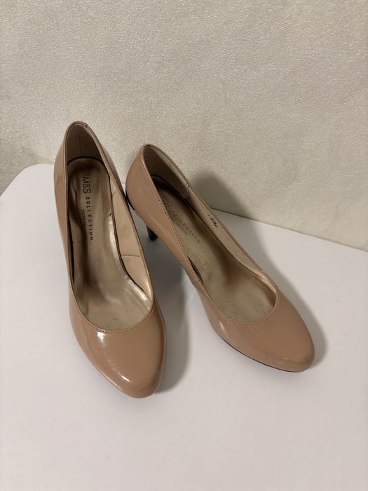 Продам туфлі мега красиві лакові бежеві від M&S