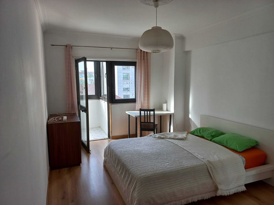 Mobília de Quarto com Colchão (Cama de Casal, Cómoda, Secretária e Mesa de Cabeceira)