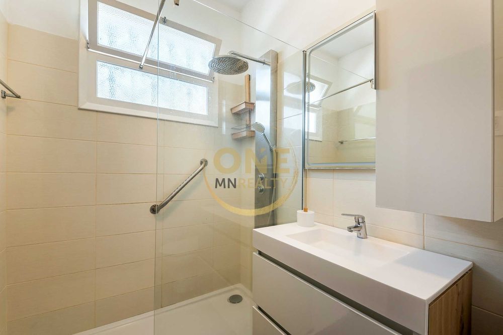 Moradia Renovada com Vista Mar e Cidade — Santa Luzia, Funchal