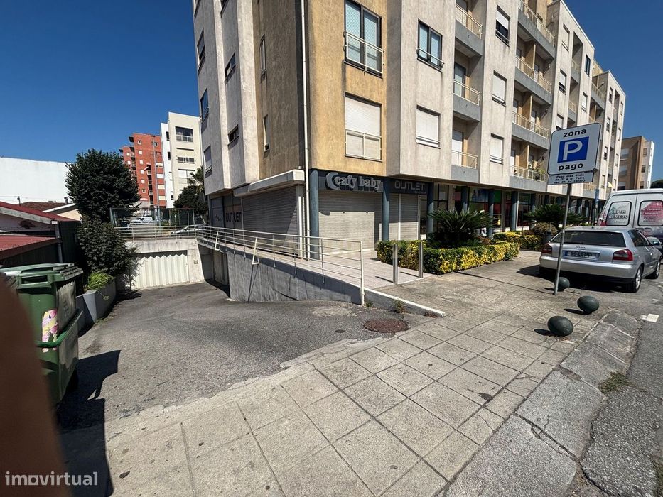 Loja Centro Paredes com Enorme Montra