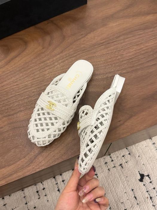Klapki CHANEL White Leather