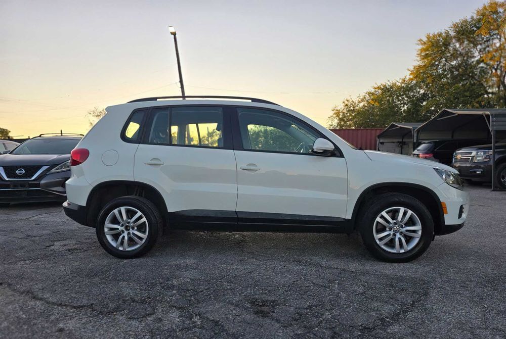 Volkswagen Tiguan S      2016