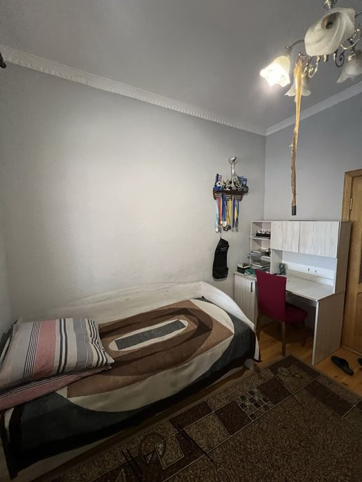 Продаж двох будинків у одному дворі.