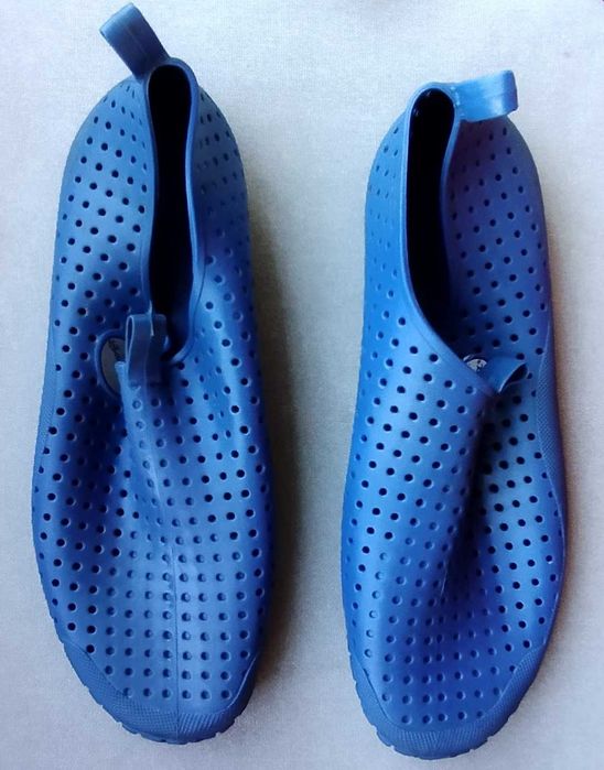 Sapatos de borracha para mar e areia