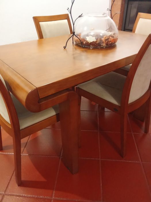 Vendo mesa e 6 cadeiras