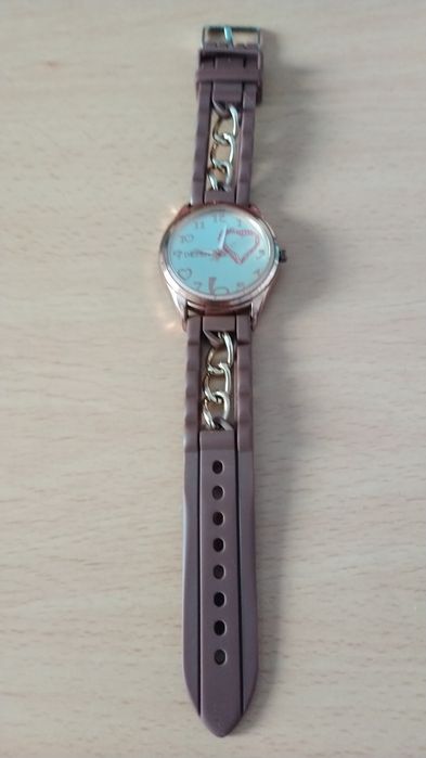 Vários relógios, adulto e criança