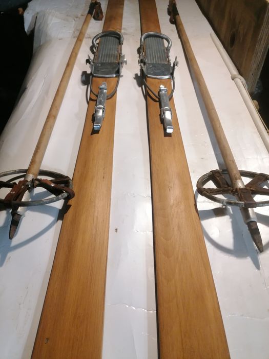 Drewniane narty zabytkowe