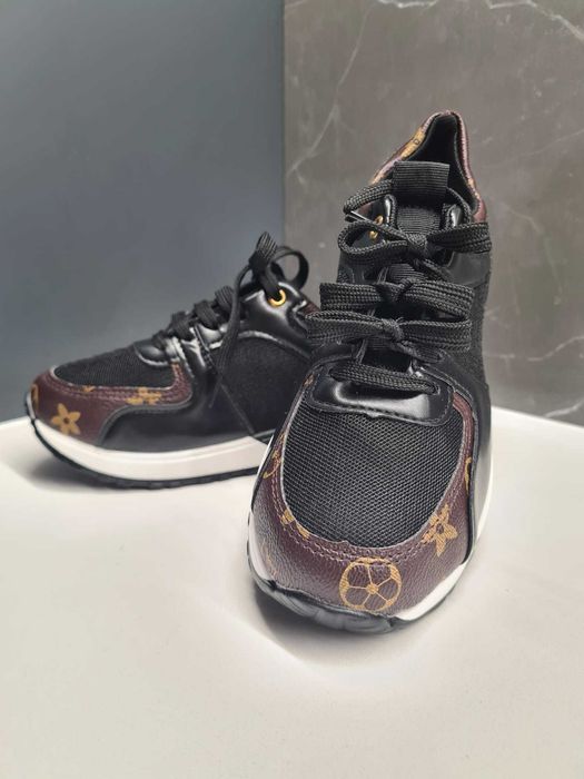 Sapatilhas pretas e castanhas