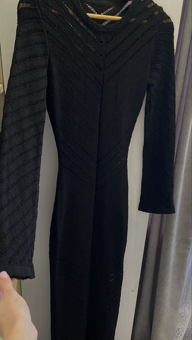 Довга сукня чорна,в деяких місціх сіточка
