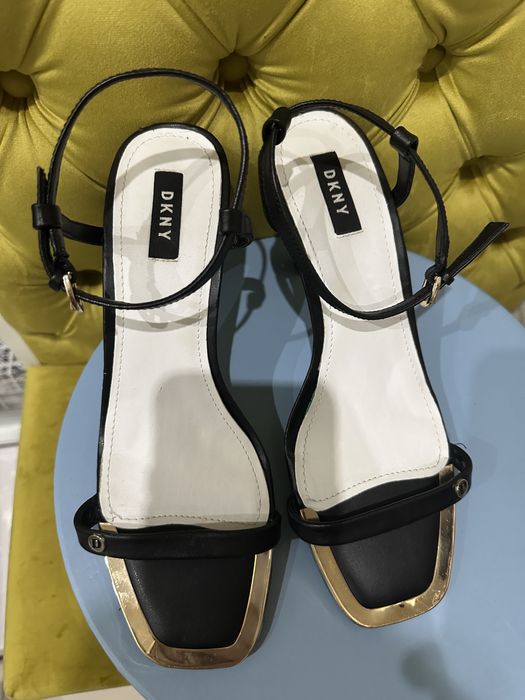Босоніжки шкіряні DKNY 40/41