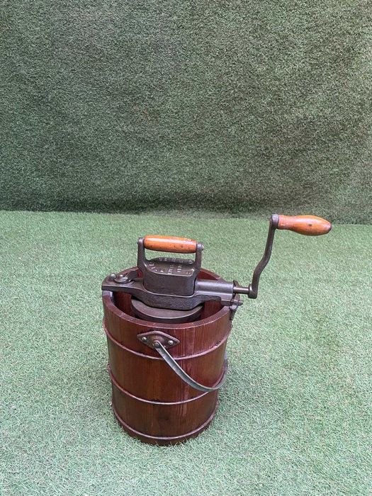 Máquina de bater gelados antiga da Husqvarna, balde dos gelados