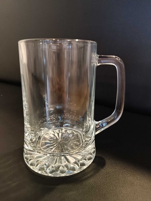 Recheio de restauração. Taças, pratos, jarra, caneca de cerveja