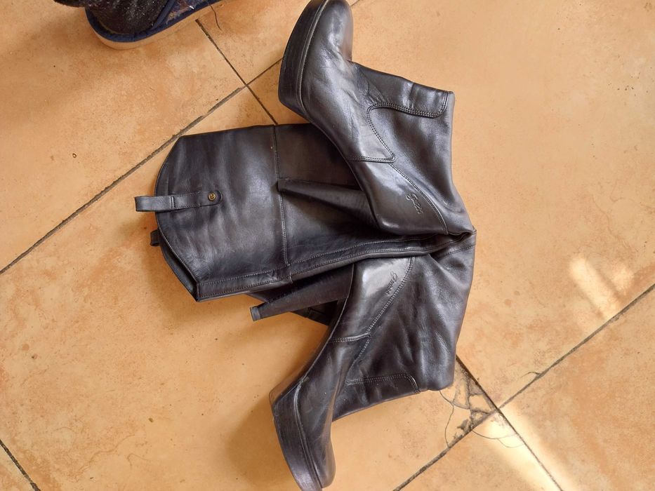 Botas pretas da Gess tamanho verdadeiro