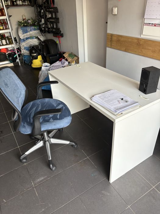 biurko Ikea besta + krzesło obrotowe granatowe Agata meble