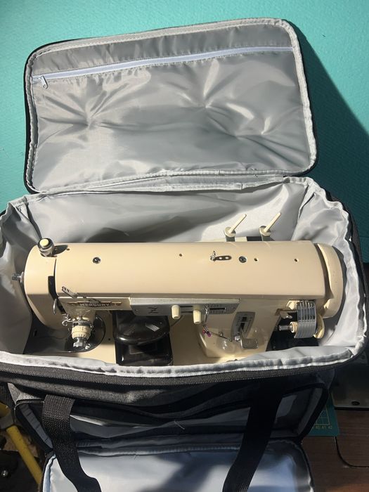 Maquina de custura a funcionar muito bem